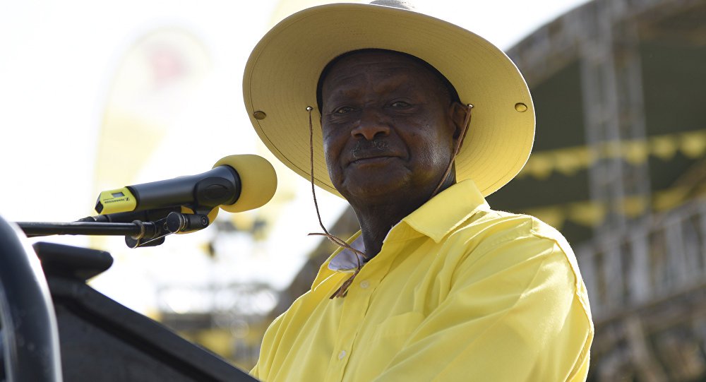 O presidente de Uganda, Yoweri Museveni, conhecido por suas críticas a "práticas sexuais não tradicionais", impôs proibição do sexo gay consensual em Uganda, colocando em prática uma das mais severas penalidades para o ato no mundo; em seu último discurso, ele criticou as práticas sexuais "promovidas por pessoas de fora", alertando os cidadãos de seu país para não se envolverem nos atos; ele esclareceu sua postura firme sobre a prática "não tradicional" dizendo que a "boca é para comer, não para sexo"
(Foto: Aquiles Lins)
O presidente de Uganda, Yoweri Museveni, conhecido por suas críticas a "práticas sexuais não tradicionais", impôs proibição do sexo gay consensual em Uganda, colocando em prática uma das mais severas penalidades para o ato no mundo; em seu último discurso, ele criticou as práticas sexuais "promovidas por pessoas de fora", alertando os cidadãos de seu país para não se envolverem nos atos; ele esclareceu sua postura firme sobre a prática "não tradicional" dizendo que a "boca é para comer, não para sexo"