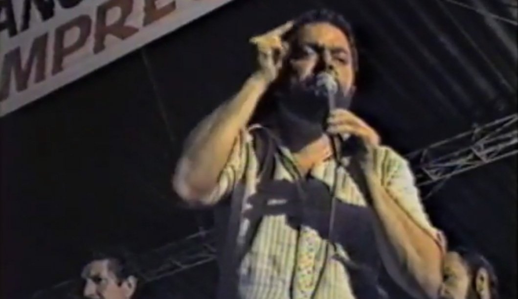 O documentarista Celso Maldos liberou um vídeo inédito do ex-presidente Lula discursando no Primeiro de Maio de 1986; o vídeo foi distribuído para todos os estados do país e será projetado em telões nas manifestações nacionais pela liberdade do ex-presidente Lula; Maldos afirma que, onde não houver telões, o áudio será passado pelo sistema de som; o documentarista revela que também distribuiu o material para centrais sindicais do mundo todo e que o Primeiro de Maio com Lula Livre e com as imagens históricas e inéditas de Lula terá impacto mundial; no vídeo, que segue nesta matéria, Lula encerra seu discurso dizendo "Liberdade, liberdade, abre as asas sobre nós" (Foto: Gustavo Conde) O documentarista Celso Maldos liberou um vídeo inédito do ex-presidente Lula discursando no Primeiro de Maio de 1986; o vídeo foi distribuído para todos os estados do país e será projetado em telões nas manifestações nacionais pela liberdade do ex-presidente Lula; Maldos afirma que, onde não houver telões, o áudio será passado pelo sistema de som; o documentarista revela que também distribuiu o material para centrais sindicais do mundo todo e que o Primeiro de Maio com Lula Livre e com as imagens históricas e inéditas de Lula terá impacto mundial; no vídeo, que segue nesta matéria, Lula encerra seu discurso dizendo "Liberdade, liberdade, abre as asas sobre nós"