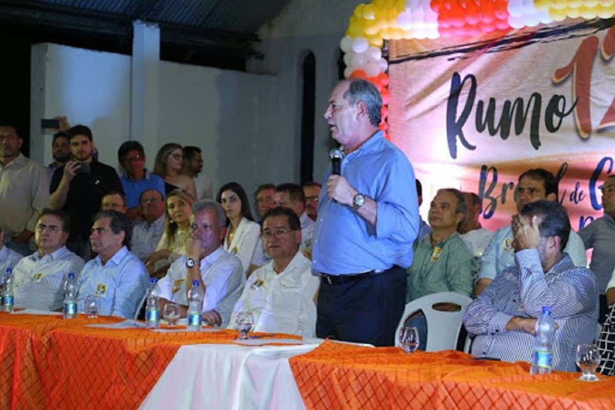 O PDT do presidenciável Ciro Gomes tenta retomar, nesta quinta-feira (12), na região Norte, as caravanas "Rumo 12", do seu pré-candidato no interior do Ceará. O objetivo da caravana é consolidar nome de Ciro como candidato, melhorando seu desempenho no Ceará, onde o ex-presidente Lula lidera, com larga vantagem, em todas as pesquisas feitas até agora (Foto: Fatima 247) O PDT do presidenciável Ciro Gomes tenta retomar, nesta quinta-feira (12), na região Norte, as caravanas "Rumo 12", do seu pré-candidato no interior do Ceará. O objetivo da caravana é consolidar nome de Ciro como candidato, melhorando seu desempenho no Ceará, onde o ex-presidente Lula lidera, com larga vantagem, em todas as pesquisas feitas até agora
