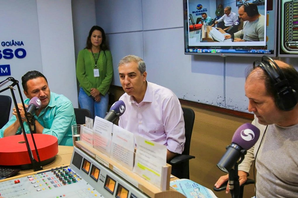 Em entrevista para a Rede Sucesso de Rádio transmitida para Goiânia e interior do Estado, o governador José Eliton (PSDB) afirmou nesta terça-feira (12) que a base aliada estadual está "unida e comprometida" com o projeto político-administrativo proposto pela coalização para as eleições estaduais deste ano; "A base toda já está muito comprometida e muito convicta de que o melhor projeto para o Estado de Goiás é o projeto que foi iniciado em 1999, pelo ex-governador Marconi Perillo, e que está tendo sequência conosco, garantindo as conquistas observadas pela população e propiciando avanços importantes”, afirmou, em referência à sua candidatura à reeleição (Foto: José Barbacena) Em entrevista para a Rede Sucesso de Rádio transmitida para Goiânia e interior do Estado, o governador José Eliton (PSDB) afirmou nesta terça-feira (12) que a base aliada estadual está "unida e comprometida" com o projeto político-administrativo proposto pela coalização para as eleições estaduais deste ano; "A base toda já está muito comprometida e muito convicta de que o melhor projeto para o Estado de Goiás é o projeto que foi iniciado em 1999, pelo ex-governador Marconi Perillo, e que está tendo sequência conosco, garantindo as conquistas observadas pela população e propiciando avanços importantes”, afirmou, em referência à sua candidatura à reeleição