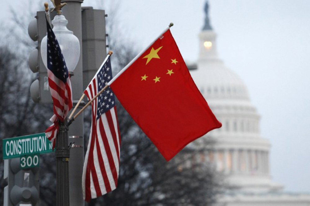 Bandeiras da China e dos Estados Unidos são vistas em Washington 18/01/2011 REUTERS/Hyungwon Kang (Foto: Paulo Emílio) Bandeiras da China e dos Estados Unidos são vistas em Washington 18/01/2011 REUTERS/Hyungwon Kang