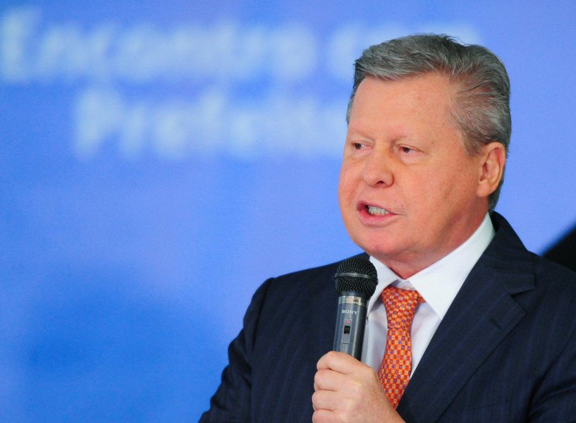 O prefeito de Manaus, Arthur Virgílio (PSDB), ironizou o pedido do presidenciável da sigla tucana, Geraldo Alckmin, para debater com o também pré-candidato ao Palácio do Planalto Jair Bolsonaro (PSL-RJ); "Eu fiquei até mudo de tanto pedir debate ao Geraldo enquanto estava concorrendo às prévias do partido, até perceber que aquilo era uma farsa" (Foto: Leonardo Lucena) O prefeito de Manaus, Arthur Virgílio (PSDB), ironizou o pedido do presidenciável da sigla tucana, Geraldo Alckmin, para debater com o também pré-candidato ao Palácio do Planalto Jair Bolsonaro (PSL-RJ); "Eu fiquei até mudo de tanto pedir debate ao Geraldo enquanto estava concorrendo às prévias do partido, até perceber que aquilo era uma farsa"