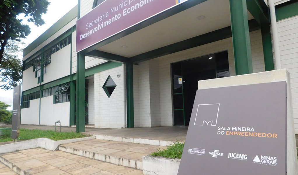 Fruto da parceria entre o governo de Minas, por meio da Junta Comercial do Estado (Jucemg), Sebrae e prefeituras, a Sala Mineira do Empreendedor já está implantada em quase 200 municípios; ela tem o objetivo de melhorar e simplificar o ambiente de negócios em todo o estado, além de facilitar o surgimento de novas empresas, aumentar a competitividade e promover o desenvolvimento sustentável dos empreendimentos (Foto: Voney Malta) Fruto da parceria entre o governo de Minas, por meio da Junta Comercial do Estado (Jucemg), Sebrae e prefeituras, a Sala Mineira do Empreendedor já está implantada em quase 200 municípios; ela tem o objetivo de melhorar e simplificar o ambiente de negócios em todo o estado, além de facilitar o surgimento de novas empresas, aumentar a competitividade e promover o desenvolvimento sustentável dos empreendimentos