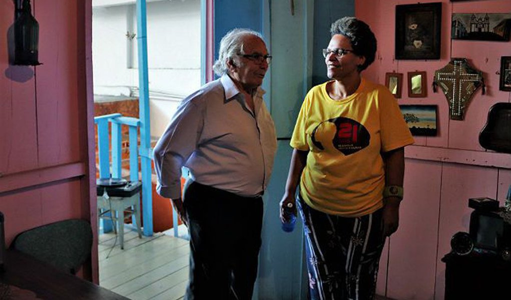 Na Favela da Maré, Zona Norte do Rio, a convite da Comissão Popular da Verdade — iniciativa que visa acompanhar as ações da intervenção federal no Rio de Janeiro para denunciar violações de direitos humanos, da qual é uma espécie de padrinho —, o argentino Adolfo Pérez Esquivel, Prêmio Nobel da Paz em 1980, se posicionou contra a presença das Forças Nacionais no Rio e mostrou indignação com a execução da vereadora Marielle Franco (PSOL) e do motorista Anderson Gomes: "Há uma necessidade cada vez mais urgente de apuração do crime, que se trata de um ataque ao povo brasileiro e à democracia" (Foto: Gisele Federicce) Na Favela da Maré, Zona Norte do Rio, a convite da Comissão Popular da Verdade — iniciativa que visa acompanhar as ações da intervenção federal no Rio de Janeiro para denunciar violações de direitos humanos, da qual é uma espécie de padrinho —, o argentino Adolfo Pérez Esquivel, Prêmio Nobel da Paz em 1980, se posicionou contra a presença das Forças Nacionais no Rio e mostrou indignação com a execução da vereadora Marielle Franco (PSOL) e do motorista Anderson Gomes: "Há uma necessidade cada vez mais urgente de apuração do crime, que se trata de um ataque ao povo brasileiro e à democracia"