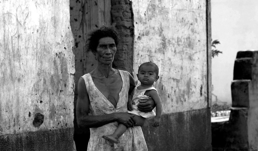 O país fechou o ano passado com o índice de Gini, principal medida da desigualdade de renda, estável; o rendimento médio mensal real domiciliar per capita ficou em 0,549, praticamente igual ao de 2016, e mesmo com variação pequena em 2017, o indicador subiu em todas as regiões, com exceção do Sudeste, onde o índice recuou de 0,535 para 0,529; os dados são da pesquisa Rendimento de todas as fontes de renda 2017, divulgada pelo IBGE, com base em dados da Pesquisa Nacional por Amostra de Domicílios Contínua (Pnad Contínua) (Foto: Leonardo Lucena) O país fechou o ano passado com o índice de Gini, principal medida da desigualdade de renda, estável; o rendimento médio mensal real domiciliar per capita ficou em 0,549, praticamente igual ao de 2016, e mesmo com variação pequena em 2017, o indicador subiu em todas as regiões, com exceção do Sudeste, onde o índice recuou de 0,535 para 0,529; os dados são da pesquisa Rendimento de todas as fontes de renda 2017, divulgada pelo IBGE, com base em dados da Pesquisa Nacional por Amostra de Domicílios Contínua (Pnad Contínua)