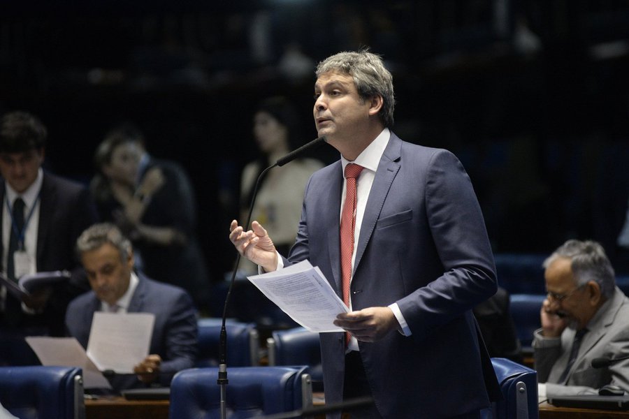O líder do PT no Senado, Lindbergh Farias, fez duas críticas à juíza Carolina Lebbos, que negou ao ex-presidente Lula a visita de seu médico na sede da Polícia Federal em Curitiba, onde é mantido como preso político; "Juíza Carolina Lebbos passou de todos os limites: impediu a visita do médico de Lula! Qual a justificativa da juíza para impedir a visita do médico de Lula? É perseguição pura! Querem manter Lula numa solitária, com contato apenas com seus advogados e seus carcereiros!" (Foto: Aquiles Lins) O líder do PT no Senado, Lindbergh Farias, fez duas críticas à juíza Carolina Lebbos, que negou ao ex-presidente Lula a visita de seu médico na sede da Polícia Federal em Curitiba, onde é mantido como preso político; "Juíza Carolina Lebbos passou de todos os limites: impediu a visita do médico de Lula! Qual a justificativa da juíza para impedir a visita do médico de Lula? É perseguição pura! Querem manter Lula numa solitária, com contato apenas com seus advogados e seus carcereiros!"