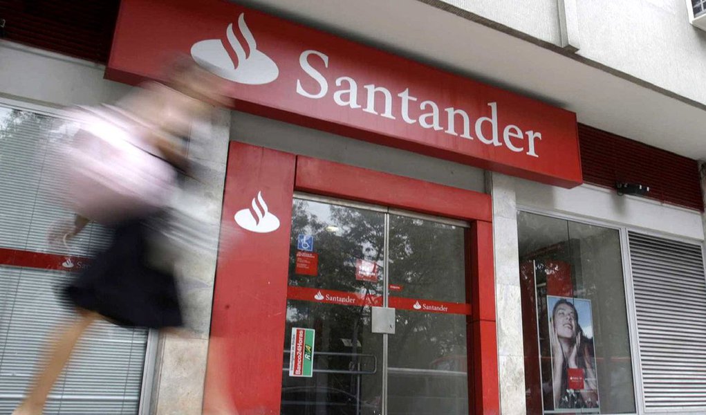 Banco Santander abriu a temporada de resultados bancários da Espanha com um aumento de 10% no lucro líquido do primeiro trimestre ante o mesmo período do ano anterior, superando as previsões e ajudado por fortes negócios no Brasil, seu maior mercado; no Brasil, onde obtém cerca de 26% de ganhos, o lucro líquido do Santander subiu 7% no ano; Santander, maior banco da zona do euro em valor de mercado, divulgou lucro líquido de 2,05 bilhões de euros (2,5 bilhões de dólares) nos três primeiros meses do ano (Foto: Paulo Emílio) Banco Santander abriu a temporada de resultados bancários da Espanha com um aumento de 10% no lucro líquido do primeiro trimestre ante o mesmo período do ano anterior, superando as previsões e ajudado por fortes negócios no Brasil, seu maior mercado; no Brasil, onde obtém cerca de 26% de ganhos, o lucro líquido do Santander subiu 7% no ano; Santander, maior banco da zona do euro em valor de mercado, divulgou lucro líquido de 2,05 bilhões de euros (2,5 bilhões de dólares) nos três primeiros meses do ano