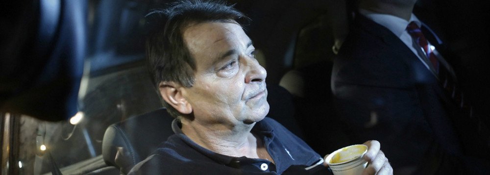 O MP-SP denunciou o italiano Cesare Battisti por inserir declarações falsas em documento público; Battisti declarou que residia em Cananéia (SP) e sua esposa, Joice Passos dos Santos, em Belford Roxo (RJ); na verdade o casal morava em Embu das Artes, na região metropolitana de São Paulo (Foto: Leonardo Lucena) O MP-SP denunciou o italiano Cesare Battisti por inserir declarações falsas em documento público; Battisti declarou que residia em Cananéia (SP) e sua esposa, Joice Passos dos Santos, em Belford Roxo (RJ); na verdade o casal morava em Embu das Artes, na região metropolitana de São Paulo