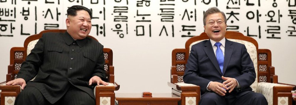 Não há acordo entre duas partes se elas não tem interesses próprios a serem atendidos. É uma grande tolice achar que a Coréia do Norte vai abrir mão de seus arsenais atômicos de graça. Também é tolice imaginar que Trump fará um acordo que não passe pelo total desarmamento de mísseis de longo alcance da Coréia (Foto: Jose Carlos de Assis) Não há acordo entre duas partes se elas não tem interesses próprios a serem atendidos. É uma grande tolice achar que a Coréia do Norte vai abrir mão de seus arsenais atômicos de graça. Também é tolice imaginar que Trump fará um acordo que não passe pelo total desarmamento de mísseis de longo alcance da Coréia
