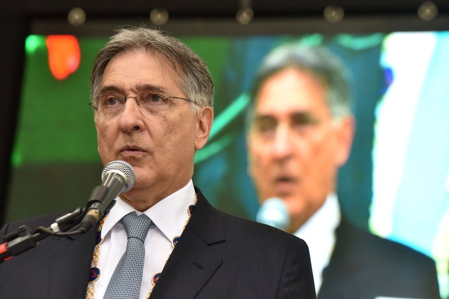 "Seja quem for aquele que assumir a nobre função de conduzir o destino dos mineiros e das mineiras, sua responsabilidade número um deve ser a de preservar, criar e ampliar o amanhã de nossa gente, assim como fez JK com seu arrojado projeto de desenvolvimento, assim como fez Getúlio Vargas na formatação das leis trabalhistas e da previdência, assim como fez o presidente Lula com seus bem-sucedidos programas de inclusão social". Governador de Minas, Fernando Pimentel, em discurso no Dia de Tiradentes (Foto: Aquiles Lins) "Seja quem for aquele que assumir a nobre função de conduzir o destino dos mineiros e das mineiras, sua responsabilidade número um deve ser a de preservar, criar e ampliar o amanhã de nossa gente, assim como fez JK com seu arrojado projeto de desenvolvimento, assim como fez Getúlio Vargas na formatação das leis trabalhistas e da previdência, assim como fez o presidente Lula com seus bem-sucedidos programas de inclusão social". Governador de Minas, Fernando Pimentel, em discurso no Dia de Tiradentes