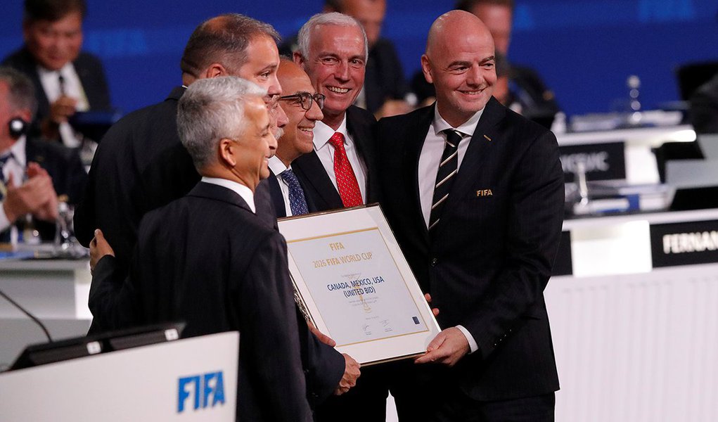 Presidente da Fifa, Gianni Infantino (D), posa para foto após anúncio de que EUA, México e Canadá sediarão Copa do Mundo de 2026 13/06/2018 REUTERS/Sergei Karpukhin (Foto: Aquiles Lins) Presidente da Fifa, Gianni Infantino (D), posa para foto após anúncio de que EUA, México e Canadá sediarão Copa do Mundo de 2026 13/06/2018 REUTERS/Sergei Karpukhin