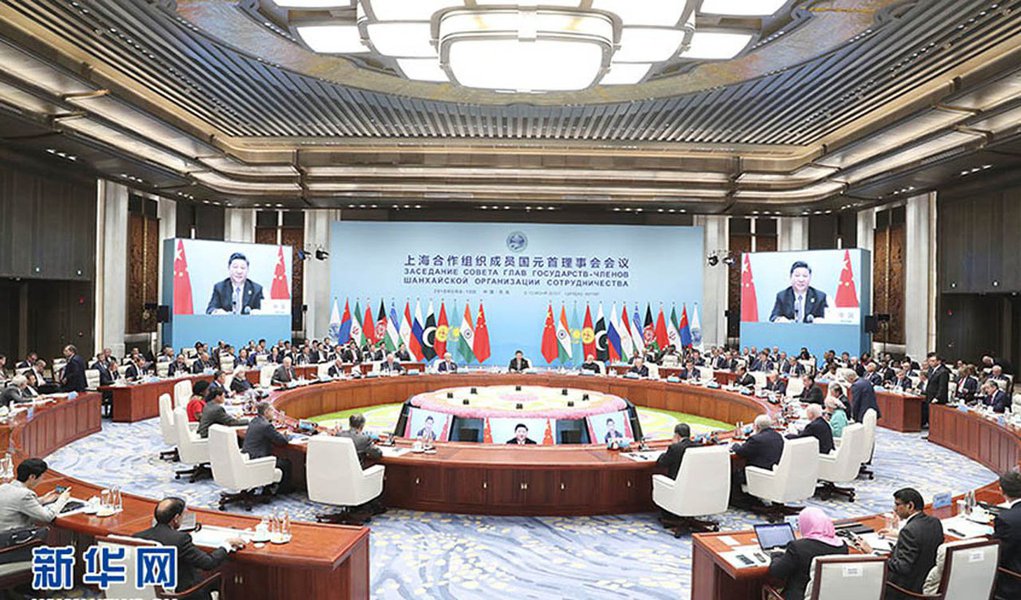 Líderes dos países membros da Organização de Cooperação de Xangai (OCX) emitiram uma declaração no domingo (10) ao final da reunião de cúpula anual realizada na cidade litorânea chinesa de Qingdao; reunião é mais um passo diplomático da China na construção de uma nova ordem mundial (Foto: Reinaldo) Líderes dos países membros da Organização de Cooperação de Xangai (OCX) emitiram uma declaração no domingo (10) ao final da reunião de cúpula anual realizada na cidade litorânea chinesa de Qingdao; reunião é mais um passo diplomático da China na construção de uma nova ordem mundial