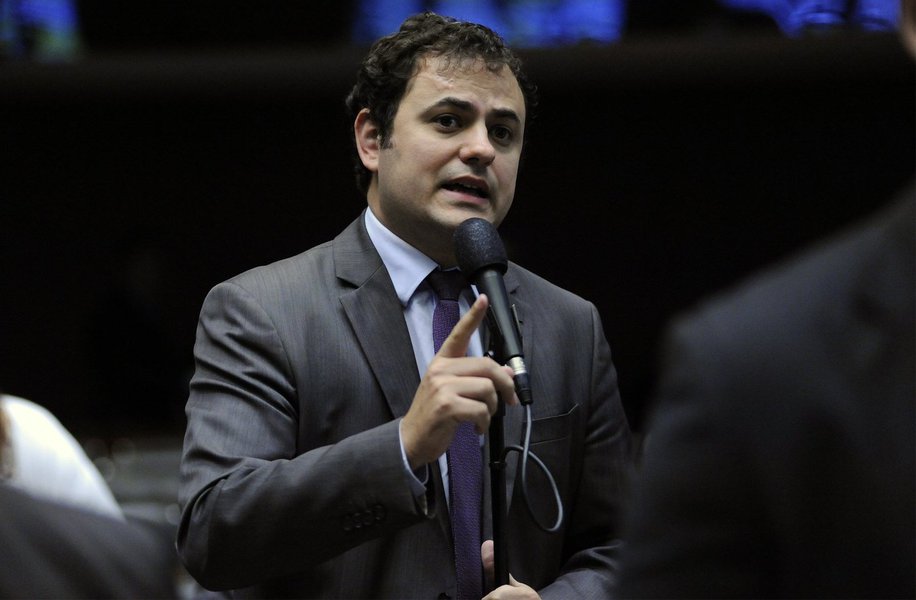 Após os tiros contra o acampamento em favor do ex-presidente Lula em Curitiba (PR), o deputado federal Glauber Braga (Psol-RJ) declarou em vídeo à TV 247 que não se pode "tolerar esta ampliação do estado de exceção"; de acordo com o parlamentar, pelas últimas informações, um dos atingidos que estava em estado grave, Jeferson Lima de Menezes, está fora de perigo; assista (Foto: Leonardo Lucena) Após os tiros contra o acampamento em favor do ex-presidente Lula em Curitiba (PR), o deputado federal Glauber Braga (Psol-RJ) declarou em vídeo à TV 247 que não se pode "tolerar esta ampliação do estado de exceção"; de acordo com o parlamentar, pelas últimas informações, um dos atingidos que estava em estado grave, Jeferson Lima de Menezes, está fora de perigo; assista