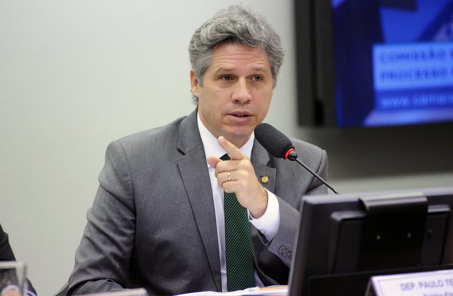 "Ela quer impedir até a visita do médico para avaliar a saúde do presidente Lula e alega que não há urgência. Ora, agora essa juíza se acha competente para avaliar até o estado de saúde de Lula?", questionou o deputado federal Paulo Teixeira (PT-SP), ao criticar a juíza federal Carolina Lebbos (Foto: Leonardo Lucena) "Ela quer impedir até a visita do médico para avaliar a saúde do presidente Lula e alega que não há urgência. Ora, agora essa juíza se acha competente para avaliar até o estado de saúde de Lula?", questionou o deputado federal Paulo Teixeira (PT-SP), ao criticar a juíza federal Carolina Lebbos