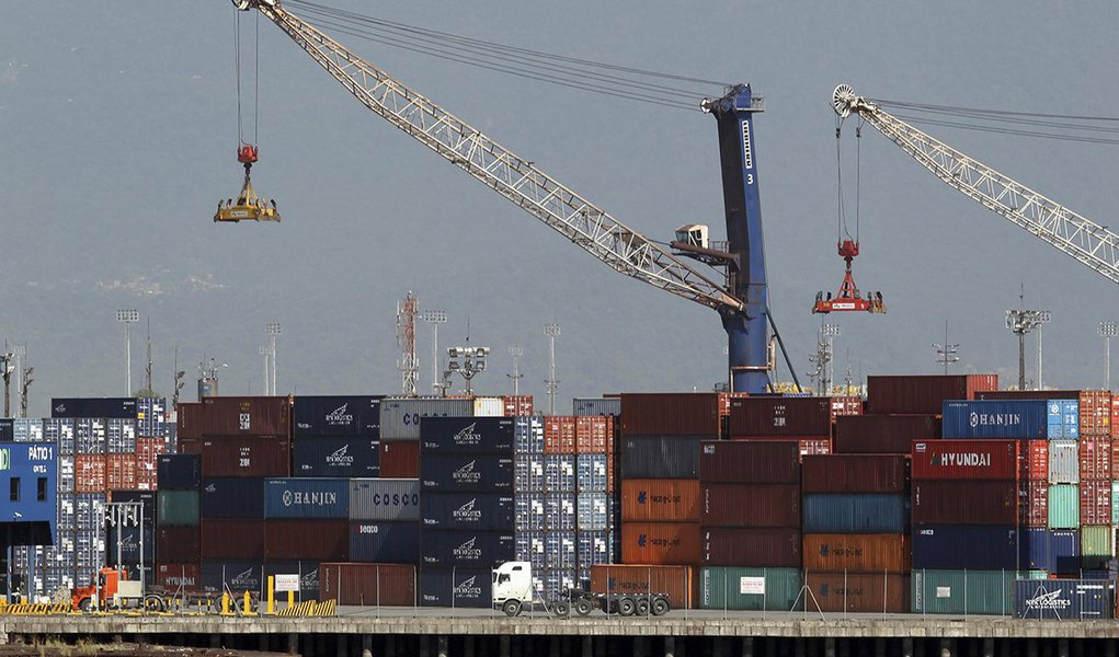 Justiça Federal de Santos (SP) rejeitou ação movida pela Rodrimar S/A que tentava garantir a prorrogação do prazo do contrato de arrendamento que possui no Porto de Santos com a Companhia Docas do Estado de São Paulo (Codesp); Rodrimar S/A está no centro de uma investigação que envolve o presidente Michel Temer pela suspeita de ter pago propina ao emedebista a fim de obter benefícios no chamado decreto dos portos, editado por ele no ano passado (Foto: Paulo Emílio) Justiça Federal de Santos (SP) rejeitou ação movida pela Rodrimar S/A que tentava garantir a prorrogação do prazo do contrato de arrendamento que possui no Porto de Santos com a Companhia Docas do Estado de São Paulo (Codesp); Rodrimar S/A está no centro de uma investigação que envolve o presidente Michel Temer pela suspeita de ter pago propina ao emedebista a fim de obter benefícios no chamado decreto dos portos, editado por ele no ano passado