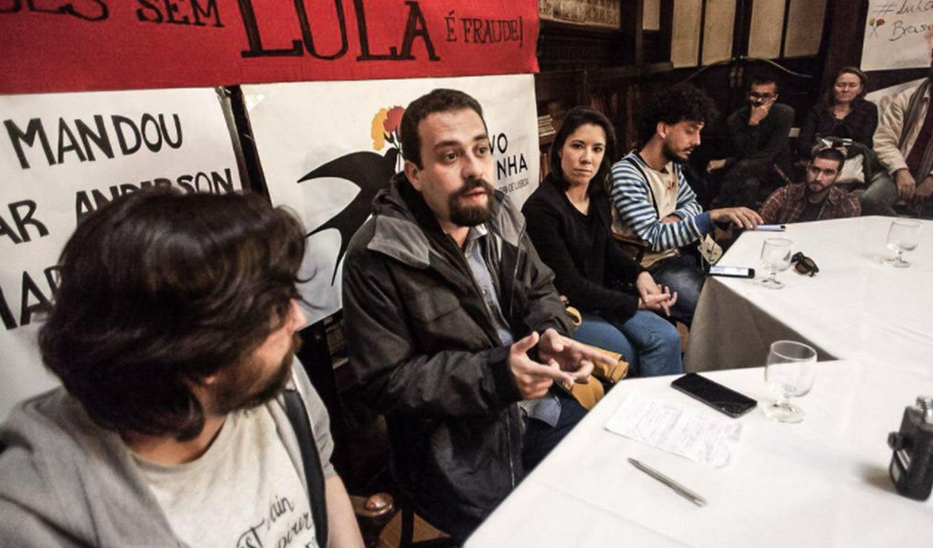 Em entrevistas à imprensa portuguesa, o líder do MTST e presidenciável do PSOL, Guilherme Boulos, destacou a necessidade de uma frente de defesa da democracia; "Uma frente não apenas de partidos, mas também de intelectuais, artistas, juristas, movimentos sociais, enfim, uma frente da sociedade civil para defender o que resta de democracia no Brasil, perante ameaças que vêm dos militares, de setores fascistas, que estimulam a violência política, ameaças que vêm do próprio sistema judicial", diz Boulos (Foto: Aquiles Lins) Em entrevistas à imprensa portuguesa, o líder do MTST e presidenciável do PSOL, Guilherme Boulos, destacou a necessidade de uma frente de defesa da democracia; "Uma frente não apenas de partidos, mas também de intelectuais, artistas, juristas, movimentos sociais, enfim, uma frente da sociedade civil para defender o que resta de democracia no Brasil, perante ameaças que vêm dos militares, de setores fascistas, que estimulam a violência política, ameaças que vêm do próprio sistema judicial", diz Boulos