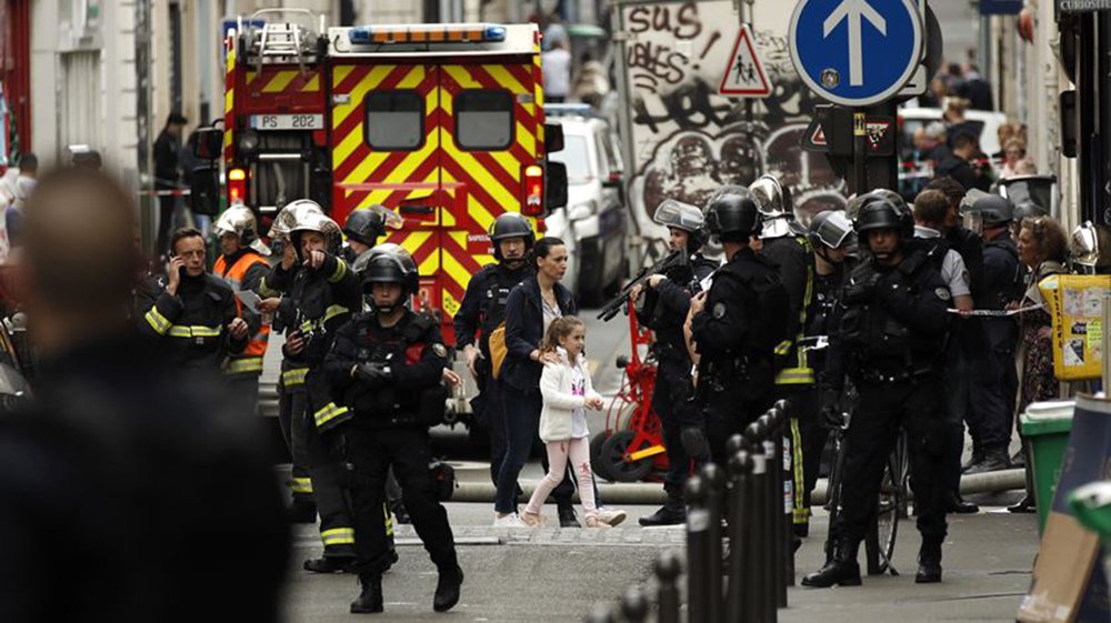Um homem armado fez 3 pessoas de reféns em Paris e uma grande operação policial foi montada para acompanhar a situação; os motivos do homem ainda são desconhecidos mas, segundo a polícia, não parece ser um caso de terrorismo; três pessoas, incluindo uma mulher grávida, foram feitas de reféns e o agressor, que supostamente teria uma bomba e uma arma, pediu para ser colocado em contato com a embaixada iraniana (Foto: Paulo Emílio) Um homem armado fez 3 pessoas de reféns em Paris e uma grande operação policial foi montada para acompanhar a situação; os motivos do homem ainda são desconhecidos mas, segundo a polícia, não parece ser um caso de terrorismo; três pessoas, incluindo uma mulher grávida, foram feitas de reféns e o agressor, que supostamente teria uma bomba e uma arma, pediu para ser colocado em contato com a embaixada iraniana