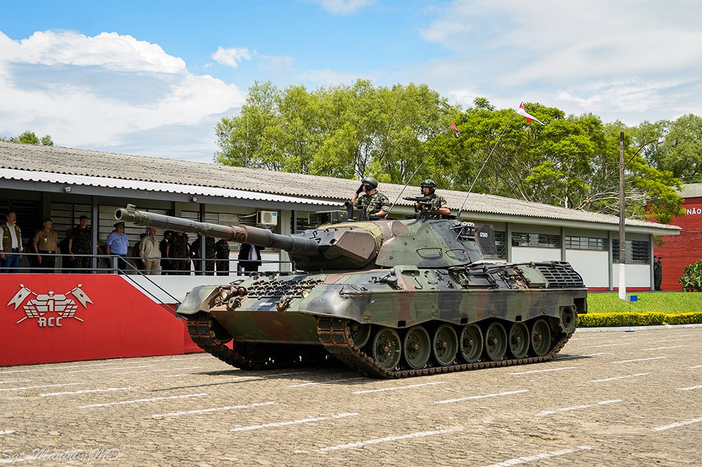 Tanques que não serão, necessariamente, ligados a operações diretas de ataque, mas de apoio, posto que não são dotados de armamento pesado; tal tendência, de adquirir material bélico externo, além de desmantelar a incipiente indústria brasileira, contribui para desestimular a produção nacional para suprir as atuais deficiências do Exército Brasileiro (Foto: Leonardo Lucena) Tanques que não serão, necessariamente, ligados a operações diretas de ataque, mas de apoio, posto que não são dotados de armamento pesado; tal tendência, de adquirir material bélico externo, além de desmantelar a incipiente indústria brasileira, contribui para desestimular a produção nacional para suprir as atuais deficiências do Exército Brasileiro