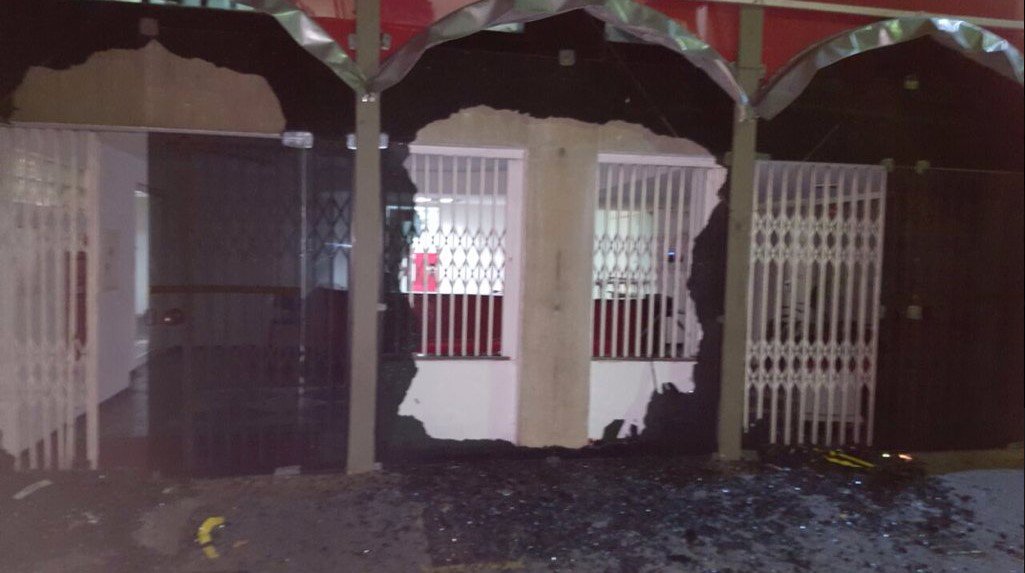 Os tiros disparados contra um acampamento em favor do ex-presidente Lula, na madrugada do último sábado (28), em Curitiba (PR) não é um caso isolado; nos últimos três anos foram ao menos 10 ataques sofridos pelo ex-presidente e pelo partido; em 30 de junho de 2016, por exemplo, a sede nacional do PT em São Paulo foi atacada pela segunda vez em menos de 24 horas; vidros do prédio foram quebrados; confira outros casos (Foto: Leonardo Lucena) Os tiros disparados contra um acampamento em favor do ex-presidente Lula, na madrugada do último sábado (28), em Curitiba (PR) não é um caso isolado; nos últimos três anos foram ao menos 10 ataques sofridos pelo ex-presidente e pelo partido; em 30 de junho de 2016, por exemplo, a sede nacional do PT em São Paulo foi atacada pela segunda vez em menos de 24 horas; vidros do prédio foram quebrados; confira outros casos