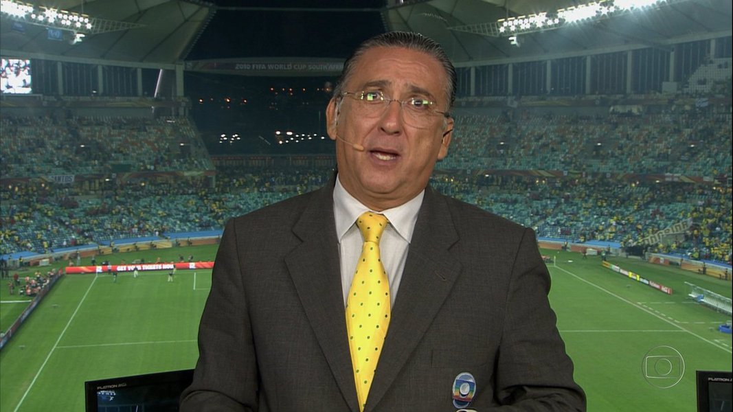 correspondente alemão Philipp Lichterbeck, no Brasil desde 2012, a pretexto da Copa, escreveu artigo no site DW, em sua coluna Cartas do Rio, sobre a transmissão da Rede Globo e, particularmente, o seu apresentador; para ele, a partir do início dos jogos, os "brasileiros terão que suportar o eterno Galvão Bueno durante mais essa Copa"; jornalista segue, com olhar agudo e atribui a mesmice ao "preço que o país paga por sua meritocracia – que não estimula novos talentos nem contribui para a diversidade. Ao contrário, apenas protege um establishment que mantém o Brasil preso no seu próprio passado" (Foto: Aquiles Lins) correspondente alemão Philipp Lichterbeck, no Brasil desde 2012, a pretexto da Copa, escreveu artigo no site DW, em sua coluna Cartas do Rio, sobre a transmissão da Rede Globo e, particularmente, o seu apresentador; para ele, a partir do início dos jogos, os "brasileiros terão que suportar o eterno Galvão Bueno durante mais essa Copa"; jornalista segue, com olhar agudo e atribui a mesmice ao "preço que o país paga por sua meritocracia – que não estimula novos talentos nem contribui para a diversidade. Ao contrário, apenas protege um establishment que mantém o Brasil preso no seu próprio passado"