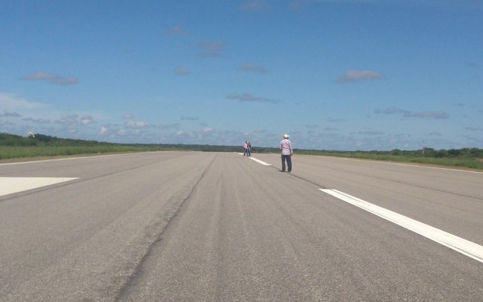 Dentro de um mês o Aeroporto de Aracati deverá estar pronto para receber a equipe de inspeção da Agência Nacional de Aviação Civil (ANAC) para permitir a emissão da certificação definitiva para a operação de voos comerciais e de voos por instrumentos. O Departamento Estadual de Rodovias – DER está cumprindo a última exigência da ANAC para a emissão do documento, que é a ampliação da faixa de pista de 75 metros para 140 metros de cada lado, proporcionando uma maior segurança para a operação de pousos e de decolagens (Foto: Fatima 247) Dentro de um mês o Aeroporto de Aracati deverá estar pronto para receber a equipe de inspeção da Agência Nacional de Aviação Civil (ANAC) para permitir a emissão da certificação definitiva para a operação de voos comerciais e de voos por instrumentos. O Departamento Estadual de Rodovias – DER está cumprindo a última exigência da ANAC para a emissão do documento, que é a ampliação da faixa de pista de 75 metros para 140 metros de cada lado, proporcionando uma maior segurança para a operação de pousos e de decolagens