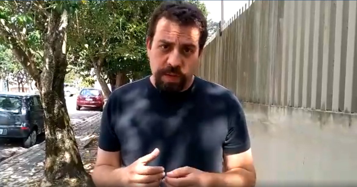 Líder do MTST e da Frente Povo Sem Medo, Guilherme Boulos presta solidariedade às famílias que moravam no prédio ocupado no Largo do Paissandu, no centro de São Paulo, que desabou nesta madrugada após um incêndio, e rebateu críticas contra as ocupações; "Nós temos visto com perplexidade nas redes sociais gente querendo culpar as próprias vítimas, culpar as famílias por essa tragédia. Ninguém vai para uma ocupação porque quer. Se há algum responsável nisso é o poder público, que não assegurou moradia", disse; assista (Foto: Gisele Federicce) Líder do MTST e da Frente Povo Sem Medo, Guilherme Boulos presta solidariedade às famílias que moravam no prédio ocupado no Largo do Paissandu, no centro de São Paulo, que desabou nesta madrugada após um incêndio, e rebateu críticas contra as ocupações; "Nós temos visto com perplexidade nas redes sociais gente querendo culpar as próprias vítimas, culpar as famílias por essa tragédia. Ninguém vai para uma ocupação porque quer. Se há algum responsável nisso é o poder público, que não assegurou moradia", disse; assista