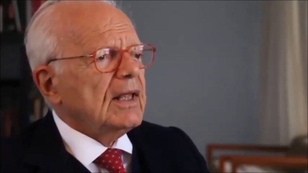 O jurista Fábio Konder Comparato diz em entrevista ao site Carta Maior, que, desde o império, o Brasil passou a ser regido por duas constituições; para Comparato essa ambiguidade atravessa toda a monarquia e o período republicano, chegando até hoje como uma espécie de legado cultural; “Nunca fomos uma autêntica democracia, no sentido original da palavra na língua de Homero, porque entre nós o poder supremo, ou seja, a soberania jamais pertenceu ao povo (demos)”, diz (Foto: Gustavo Conde) O jurista Fábio Konder Comparato diz em entrevista ao site Carta Maior, que, desde o império, o Brasil passou a ser regido por duas constituições; para Comparato essa ambiguidade atravessa toda a monarquia e o período republicano, chegando até hoje como uma espécie de legado cultural; “Nunca fomos uma autêntica democracia, no sentido original da palavra na língua de Homero, porque entre nós o poder supremo, ou seja, a soberania jamais pertenceu ao povo (demos)”, diz