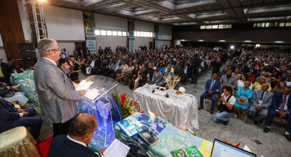Detentoras de forte influência política, as Assembleias de Deus da Bahia congregam cerca de 400 mil membros liderados por 1.700 pastores; eles defendem o presidente da Assembleia Legislativa, deputado Angelo Coronel (PSD), para uma das vagas ao Senado na chapa do governador Rui Costa; “a decisão não cabe a mim, mas ao conjunto de partidos que compõe a aliança em torno do governador", disse Coronel (Foto: Voney Malta) Detentoras de forte influência política, as Assembleias de Deus da Bahia congregam cerca de 400 mil membros liderados por 1.700 pastores; eles defendem o presidente da Assembleia Legislativa, deputado Angelo Coronel (PSD), para uma das vagas ao Senado na chapa do governador Rui Costa; “a decisão não cabe a mim, mas ao conjunto de partidos que compõe a aliança em torno do governador", disse Coronel