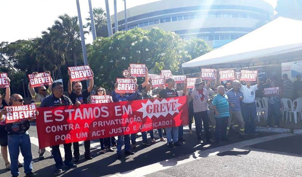 Servidores da Chesf e da Eletrobras no Piauí decretaram greve de advertência por 72 horas em protesto contra a possibilidade de privatização das empresas; os serviços essenciais serão mantidos e 50% dos funcionários estarão trabalhando; por enquanto, o processo de venda de cinco distribuidoras está suspenso por decisão da Justiça do Trabalho do Rio (Foto: Voney Malta) Servidores da Chesf e da Eletrobras no Piauí decretaram greve de advertência por 72 horas em protesto contra a possibilidade de privatização das empresas; os serviços essenciais serão mantidos e 50% dos funcionários estarão trabalhando; por enquanto, o processo de venda de cinco distribuidoras está suspenso por decisão da Justiça do Trabalho do Rio
