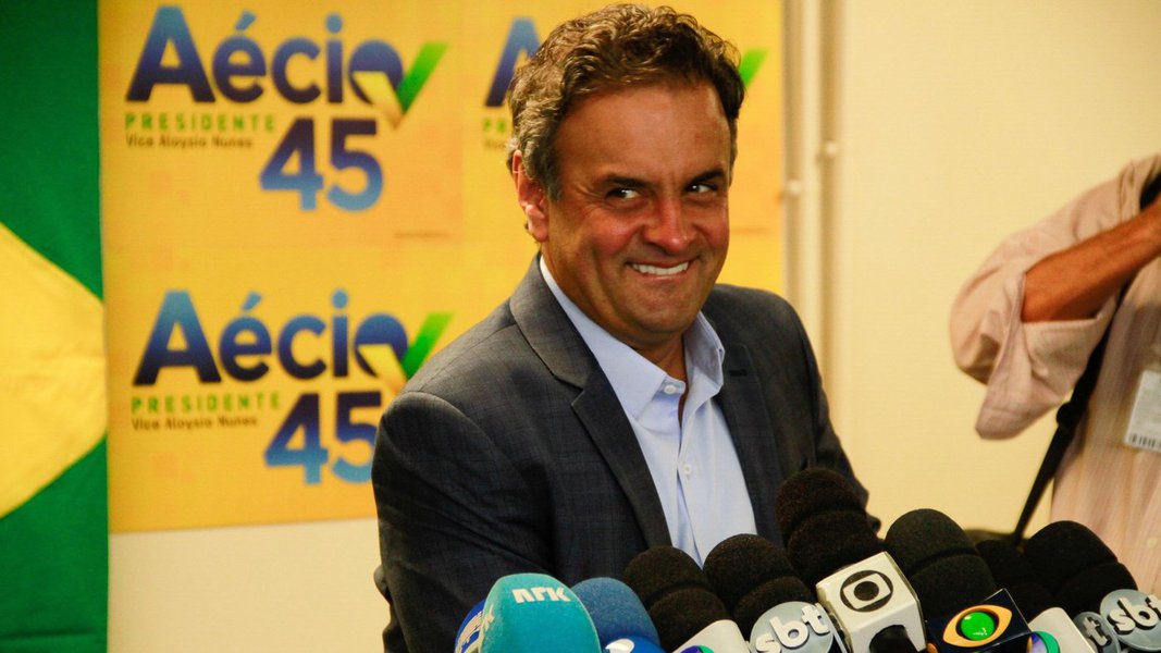 Pesquisa realizada pela Fundação Getulio Vargas (FGV) concluiu que robôs criados possivelmente na Rússia atuaram na campanha presidencial de Aécio Neves (PSDB) 2014; para atuar nas redes sociais, os bots, programas de computador formatados para automatizar determinados procedimentos, apresentavam-se com perfis falsos — pesquisadores detectaram pelo menos 699 na campanha de Aécio (Foto: Aquiles Lins) Pesquisa realizada pela Fundação Getulio Vargas (FGV) concluiu que robôs criados possivelmente na Rússia atuaram na campanha presidencial de Aécio Neves (PSDB) 2014; para atuar nas redes sociais, os bots, programas de computador formatados para automatizar determinados procedimentos, apresentavam-se com perfis falsos — pesquisadores detectaram pelo menos 699 na campanha de Aécio