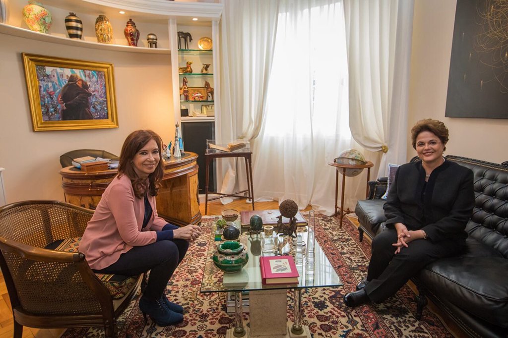 Em discurso na Argentina, onde foi também recebida pela ex-presidente Cristina Kirchner, a presidente deposta Dilma Rousseff afirmou que o ex-presidente Lula é símbolo "da possibilidade de você crescer, de ter oportunidade para o seu povo crescer. Ele é símbolo para muitos povos do mundo. Para o nosso ele é símbolo do pedreiro, da empregada doméstica, do operário, do professor, símbolo do intelectual"; "A única arma que temos para derrotar processos de retrocesso de de enquadramento do Brasil no neoliberalismo", disse; segundo a ex-presidente, "só os inocentes têm indignação com a perseguição política contra Lula" (Foto: Leonardo Lucena) Em discurso na Argentina, onde foi também recebida pela ex-presidente Cristina Kirchner, a presidente deposta Dilma Rousseff afirmou que o ex-presidente Lula é símbolo "da possibilidade de você crescer, de ter oportunidade para o seu povo crescer. Ele é símbolo para muitos povos do mundo. Para o nosso ele é símbolo do pedreiro, da empregada doméstica, do operário, do professor, símbolo do intelectual"; "A única arma que temos para derrotar processos de retrocesso de de enquadramento do Brasil no neoliberalismo", disse; segundo a ex-presidente, "só os inocentes têm indignação com a perseguição política contra Lula"