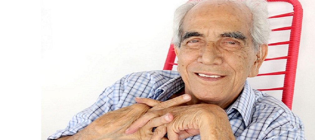 Considerado um dos maiores nomes da cultura goiana, o escritor José Mendonça Teles morreu na noite de sábado (28) em Goiânia; ele tinha 82 anos e enfrentava a doença de Parkinson; filho de João Alves Teles e Celuta Mendonça Teles, José Mendonça nasceu em Hidrolândia em março de 1936; bacharel em Direito pela Universidade Católica de Goiás, historiador, poeta, cronista, ensaísta, dicionarista e jornalista, José Mendonça Teles é autor de mais de 30 livros relacionados à cultura goiana, entre eles: Vida e Obra de Silva e Souza, A Imprensa Matutina e General Curado - Estudo Biográfico (Foto: José Barbacena) Considerado um dos maiores nomes da cultura goiana, o escritor José Mendonça Teles morreu na noite de sábado (28) em Goiânia; ele tinha 82 anos e enfrentava a doença de Parkinson; filho de João Alves Teles e Celuta Mendonça Teles, José Mendonça nasceu em Hidrolândia em março de 1936; bacharel em Direito pela Universidade Católica de Goiás, historiador, poeta, cronista, ensaísta, dicionarista e jornalista, José Mendonça Teles é autor de mais de 30 livros relacionados à cultura goiana, entre eles: Vida e Obra de Silva e Souza, A Imprensa Matutina e General Curado - Estudo Biográfico