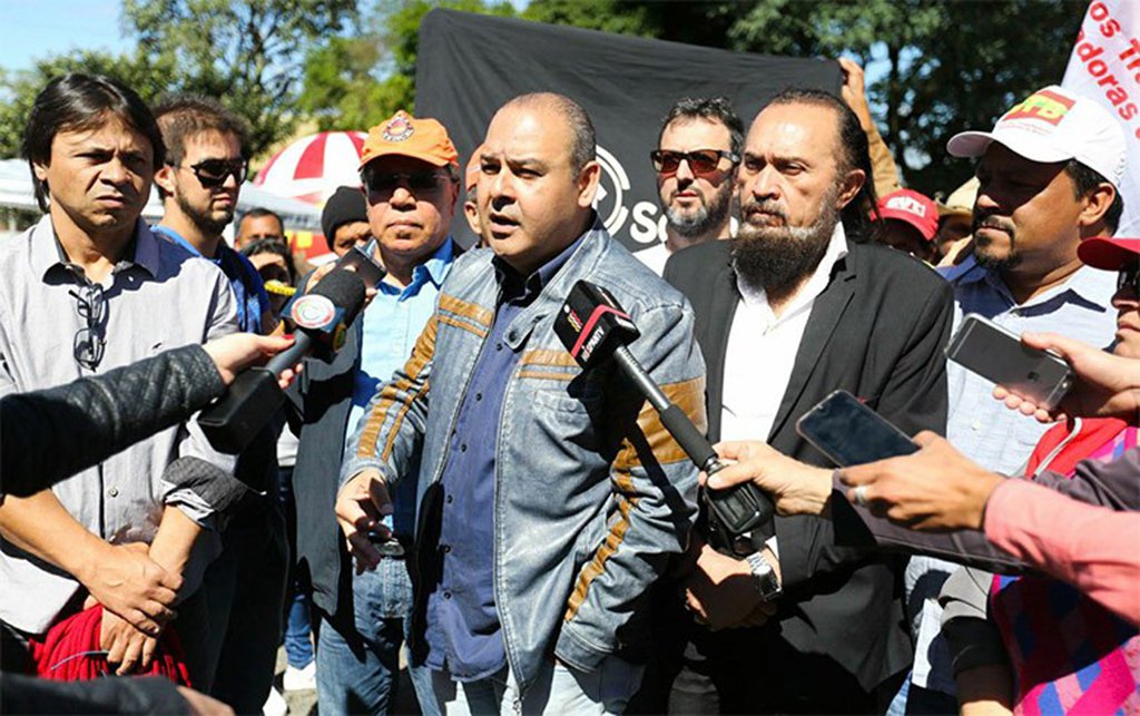 Liberdade de Lula, garantia de direitos, revogação da "reforma" trabalhista e da emenda dos gastos públicos, empregos qualificados e manutenção da política de valorização do salário mínimo são algumas das reivindicações das centrais sindicais, que fizeram ato em Curitiba, no acampamento instalado nas proximidades da Superintendência da PF, onde o ex-presidente está preso (Foto: Leonardo Lucena) Liberdade de Lula, garantia de direitos, revogação da "reforma" trabalhista e da emenda dos gastos públicos, empregos qualificados e manutenção da política de valorização do salário mínimo são algumas das reivindicações das centrais sindicais, que fizeram ato em Curitiba, no acampamento instalado nas proximidades da Superintendência da PF, onde o ex-presidente está preso