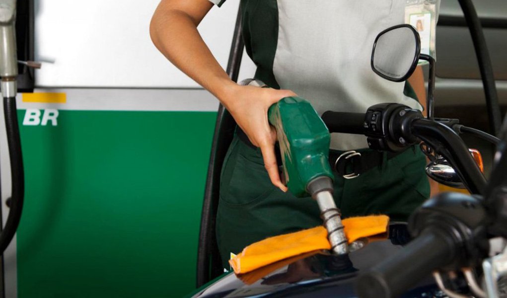 Preços do diesel e da gasolina praticados pela Petrobras nas refinarias serão elevados na terça-feira aos maiores patamares desde que a petroleira iniciou, em julho do ano passado, a realizar reajustes quase que diários; diesel será elevado em 0,76%, para R$ 1,9988 por litro, enquanto o da gasolina passará para R$ 1,7229; alta de 0,92%; desde o início dessa nova sistemática o diesel e a gasolina nas refinarias da Petrobras subiram 26,8% e 24,5%, respectivamente (Foto: Paulo Emílio) Preços do diesel e da gasolina praticados pela Petrobras nas refinarias serão elevados na terça-feira aos maiores patamares desde que a petroleira iniciou, em julho do ano passado, a realizar reajustes quase que diários; diesel será elevado em 0,76%, para R$ 1,9988 por litro, enquanto o da gasolina passará para R$ 1,7229; alta de 0,92%; desde o início dessa nova sistemática o diesel e a gasolina nas refinarias da Petrobras subiram 26,8% e 24,5%, respectivamente