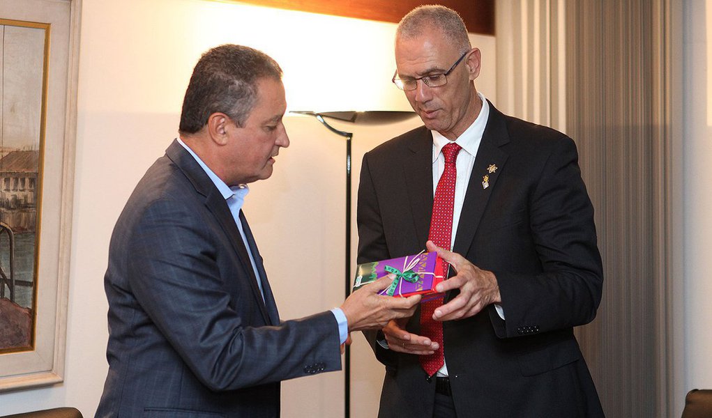 O governador Rui Costa, se reúne com Yossi Shelley, embaixador de Israel. fotos: Mateus Pereira/GOVBA (Foto: Voney Malta) O governador Rui Costa, se reúne com Yossi Shelley, embaixador de Israel. fotos: Mateus Pereira/GOVBA