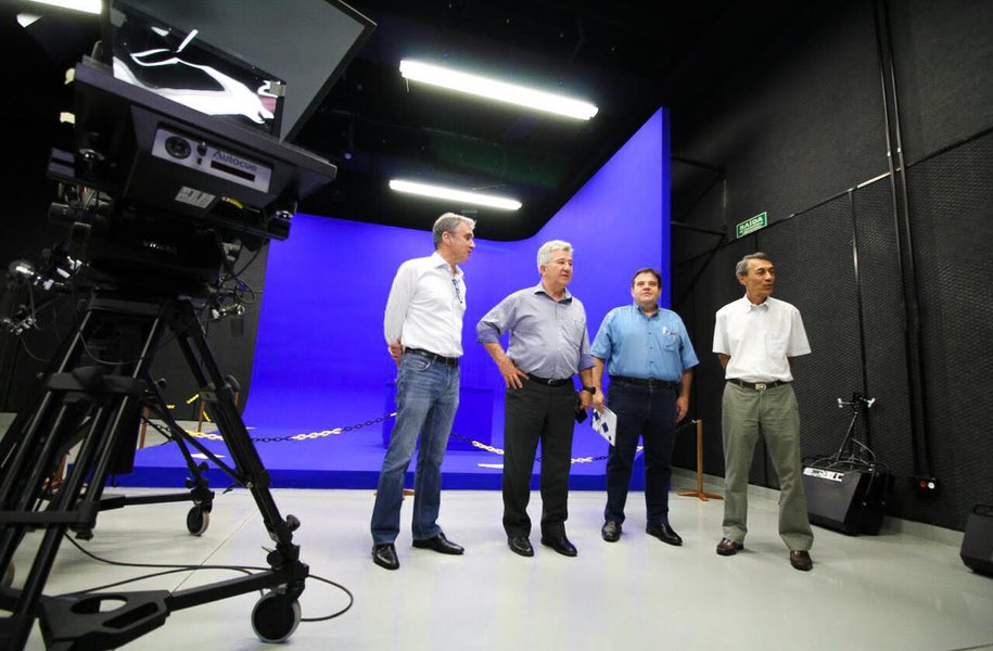 O presidente da Associação Pró-Desenvolvimento Industrial do Estado de Goiás (Adial) e ex-prefeito de Goianésia Otávio Lage de Siqueira Filho visitou a nova TV Brasil Central (TBC) na última segunda-feira e elogiou o processo de modernização da emissora; “Existe hoje grande oferta de informação no mundo e, para conquistar o telespectador, é preciso investir em qualidade. A TBC está no caminho certo”, afirmou (Foto: José Barbacena) O presidente da Associação Pró-Desenvolvimento Industrial do Estado de Goiás (Adial) e ex-prefeito de Goianésia Otávio Lage de Siqueira Filho visitou a nova TV Brasil Central (TBC) na última segunda-feira e elogiou o processo de modernização da emissora; “Existe hoje grande oferta de informação no mundo e, para conquistar o telespectador, é preciso investir em qualidade. A TBC está no caminho certo”, afirmou