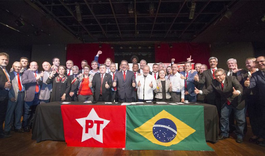 O PT anunciou nesta terça-feira, 10, que é o detentor da maior bancada de deputados da Câmara, após o fim da janela partidária, na última sexta-feira (6), prazo final para que parlamentares pudessem mudar de legenda; bancada petista conta com 60 parlamentares e deve chegar a 61, assim que Adelmo Leão (PT-MG) assumir o mandato, o que pode ocorrer entre hoje e amanhã (Foto: Aquiles Lins) O PT anunciou nesta terça-feira, 10, que é o detentor da maior bancada de deputados da Câmara, após o fim da janela partidária, na última sexta-feira (6), prazo final para que parlamentares pudessem mudar de legenda; bancada petista conta com 60 parlamentares e deve chegar a 61, assim que Adelmo Leão (PT-MG) assumir o mandato, o que pode ocorrer entre hoje e amanhã
