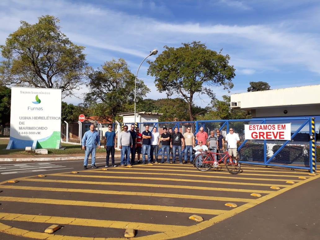 A estatal Eletrobras informou que foi suspensa uma greve de funcionários da holding iniciada na véspera por sindicatos e inicialmente prevista para se estender por 72 horas; "Na Eletrobras holding a greve foi interrompida pela manhã e já houve retorno ao trabalho", disse em nota a estatal (Foto: Paulo Emílio) A estatal Eletrobras informou que foi suspensa uma greve de funcionários da holding iniciada na véspera por sindicatos e inicialmente prevista para se estender por 72 horas; "Na Eletrobras holding a greve foi interrompida pela manhã e já houve retorno ao trabalho", disse em nota a estatal