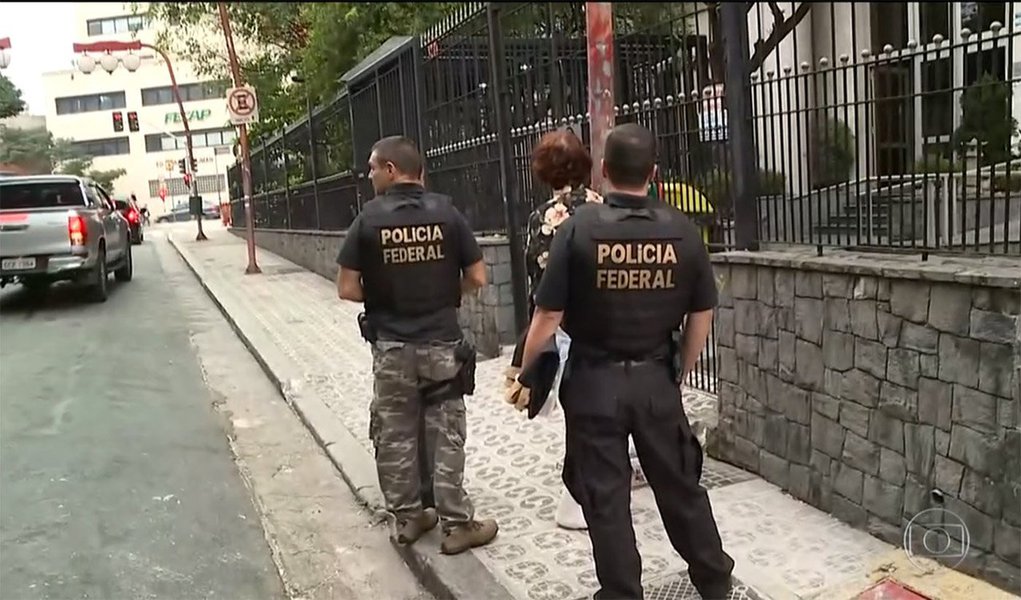 Denominada de Operação 'Câmbio, Desligo', os policiais federais cumpriram cinco mandados de prisão preventiva em Porto Alegre; ação é um desdobramento da Lava Jato; os alvos são clientes de doleiros que atuavam com remessa ilegal e lavagem de dinheiro no exterior; os suspeitos integravam um sistema chamado Bank Drop, no qual doleiros remetem recursos ao exterior através de uma ação conhecida como “dólar-cabo” (Foto: Voney Malta) Denominada de Operação 'Câmbio, Desligo', os policiais federais cumpriram cinco mandados de prisão preventiva em Porto Alegre; ação é um desdobramento da Lava Jato; os alvos são clientes de doleiros que atuavam com remessa ilegal e lavagem de dinheiro no exterior; os suspeitos integravam um sistema chamado Bank Drop, no qual doleiros remetem recursos ao exterior através de uma ação conhecida como “dólar-cabo”