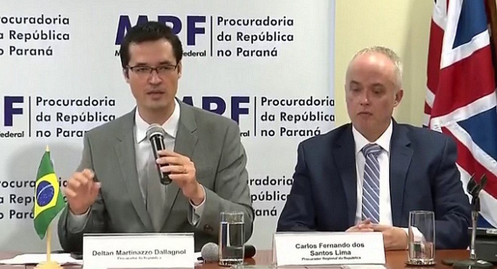 Procuradores da Lava Jato se manifestaram contra o pedido da prefeitura de Curitiba e de moradores da capital paranaense para que o ex-presidente Lula seja transferido da sede da Polícia Federal para outro local 'mais apropriado'; na última sexta-feira, 20, a própria Polícia Federal pediu autorização para tirar Lula de suas dependências; sobre este pedido, porém, os procuradores da República ainda não se manifestaram, o que vão fazer em autos separados (Foto: Aquiles Lins) Procuradores da Lava Jato se manifestaram contra o pedido da prefeitura de Curitiba e de moradores da capital paranaense para que o ex-presidente Lula seja transferido da sede da Polícia Federal para outro local 'mais apropriado'; na última sexta-feira, 20, a própria Polícia Federal pediu autorização para tirar Lula de suas dependências; sobre este pedido, porém, os procuradores da República ainda não se manifestaram, o que vão fazer em autos separados