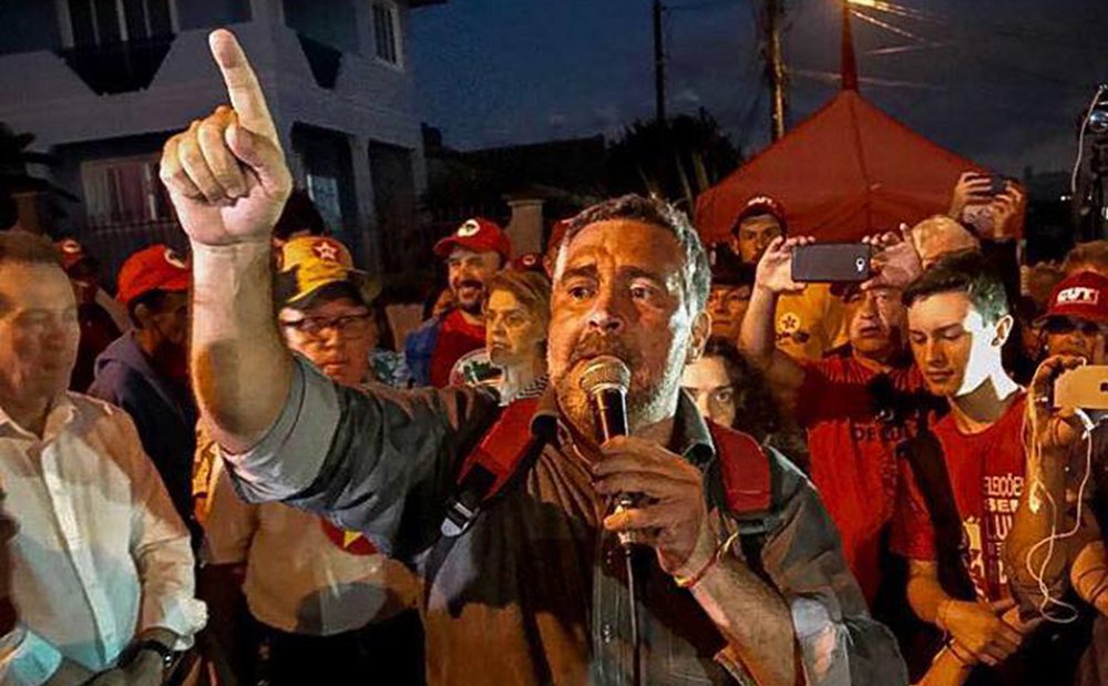 Em discurso no acampamento Lula Livre, em Curitiba, o líder do PT na Câmara, Paulo Pimenta, mandou um recado a quem tenta manter isolado o ex-presidente Lula; "Nós já notificamos a juíza (Carolina Moura Lebbos, da 12.ª Vara Federal de Curitiba): terça-feira, às 11 horas a comissão estará aqui em Curitiba, nós vamos entrar na Superintendência, vamos inspecionar a Superintendência, vamos falar com o presidente Lula, e quem tentar nos impedir vai ser responsabilizado pelo crime que vai cometer" (Foto: Aquiles Lins) Em discurso no acampamento Lula Livre, em Curitiba, o líder do PT na Câmara, Paulo Pimenta, mandou um recado a quem tenta manter isolado o ex-presidente Lula; "Nós já notificamos a juíza (Carolina Moura Lebbos, da 12.ª Vara Federal de Curitiba): terça-feira, às 11 horas a comissão estará aqui em Curitiba, nós vamos entrar na Superintendência, vamos inspecionar a Superintendência, vamos falar com o presidente Lula, e quem tentar nos impedir vai ser responsabilizado pelo crime que vai cometer"