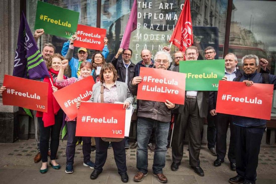 Sindicalistas britânicos apresentaram uma carta pedindo liberdade imediata do ex-presidente Lula; a carta é assinada por Francis O’Grady, Secretária Geral da Central Sindical Britânica (TUC); entre o sindicalistas estavam representantes da Unite, o maior sindicato britânico, e da NUT, Sindicato dos Professores, junto a outras organizações da sociedade civil; Tony Burke, Subsecretário Geral da Unite, tentou entregar a carta, apertando a campainha da Embaixada brasileira, mas a porta não foi aberta (Foto: Gustavo Conde) Sindicalistas britânicos apresentaram uma carta pedindo liberdade imediata do ex-presidente Lula; a carta é assinada por Francis O’Grady, Secretária Geral da Central Sindical Britânica (TUC); entre o sindicalistas estavam representantes da Unite, o maior sindicato britânico, e da NUT, Sindicato dos Professores, junto a outras organizações da sociedade civil; Tony Burke, Subsecretário Geral da Unite, tentou entregar a carta, apertando a campainha da Embaixada brasileira, mas a porta não foi aberta