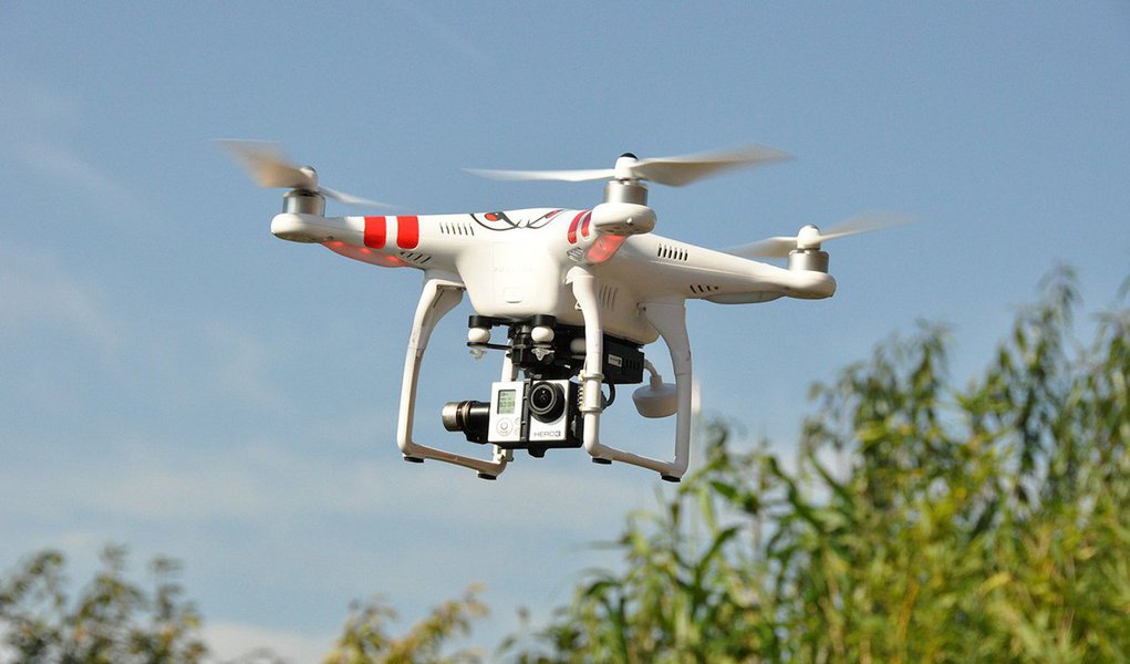 Drones (ou UAVs) são veículos aéreos que não necessitam de ser controlados por humanos, isto é, ao contrário de aviões, estes eletrônicos não tem um piloto, mas são sim telecomandados. Os drones têm sido a estrela de ascensão dos eletrônicos para o consumidor, e se você já não é dono de um, certamente conhece alguém que o é. Estes aparelhos têm sido também procurados em diferentes indústrias, tais como vigilância, agricultura, vendas e serviços de construção (Foto: Leonardo Attuch) Drones (ou UAVs) são veículos aéreos que não necessitam de ser controlados por humanos, isto é, ao contrário de aviões, estes eletrônicos não tem um piloto, mas são sim telecomandados. Os drones têm sido a estrela de ascensão dos eletrônicos para o consumidor, e se você já não é dono de um, certamente conhece alguém que o é. Estes aparelhos têm sido também procurados em diferentes indústrias, tais como vigilância, agricultura, vendas e serviços de construção