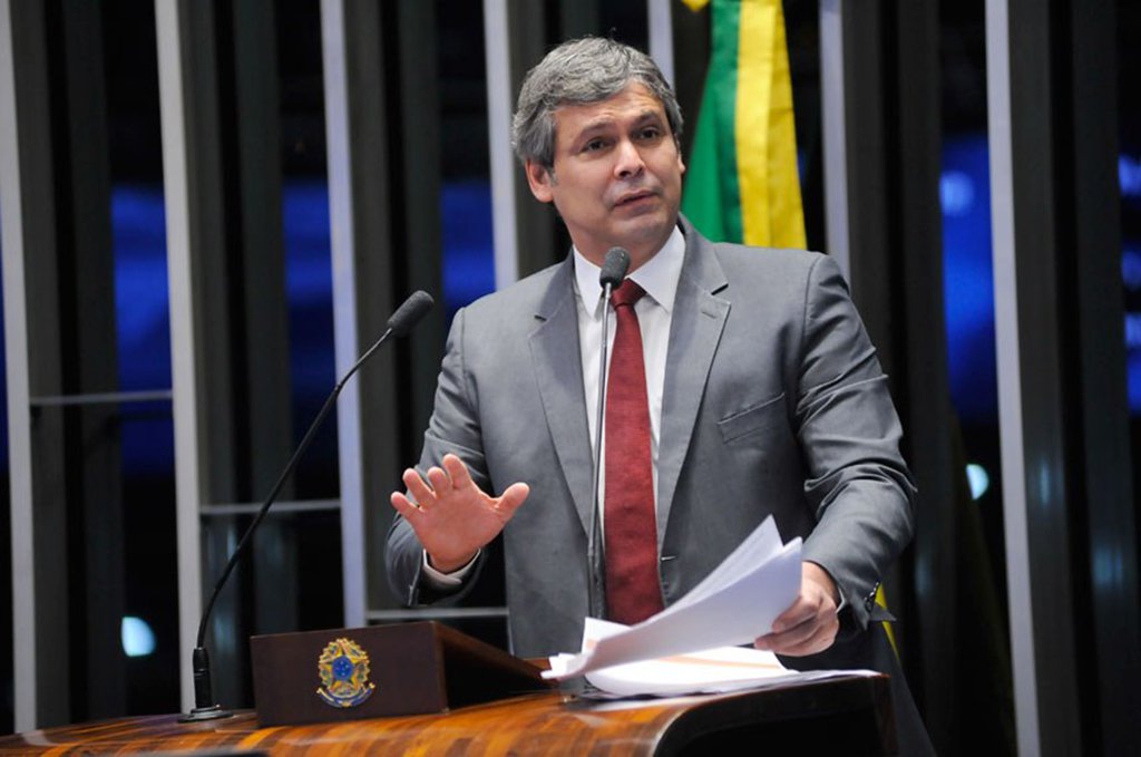 O senador Lindbergh Faria (PT-RS) afirma que "pra quem minimizou o fascismo, tá aí o resultado: o ódio se organiza para o extermínio da diferença"; a post no Twitter foi publicado após o delegado Hélder Laudia, responsável pelas investigações sobre o ataque à caravana do ex-presidente Lula no Paraná, informar que os tiros contra os ônibus foram um ataque planejado; "Quem fez isso sabia o que estava fazendo. Não podemos dizer que foi algo orquestrado e o que motivou", disse o delegado (Foto: Leonardo Lucena) O senador Lindbergh Faria (PT-RS) afirma que "pra quem minimizou o fascismo, tá aí o resultado: o ódio se organiza para o extermínio da diferença"; a post no Twitter foi publicado após o delegado Hélder Laudia, responsável pelas investigações sobre o ataque à caravana do ex-presidente Lula no Paraná, informar que os tiros contra os ônibus foram um ataque planejado; "Quem fez isso sabia o que estava fazendo. Não podemos dizer que foi algo orquestrado e o que motivou", disse o delegado