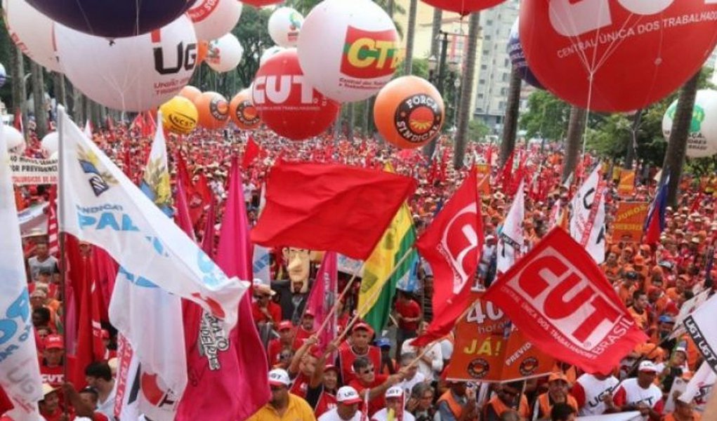Boletim da Comitê Popular em Defesa de Lula e da Democracia destacou na tarde desta quinta-feira, 26, a união das sete maiores centrais sindicais em defesa do ex-presidente Lula, que é mantido como preso político na sede da Polícia Federal em Curitiba; CUT, Força Sindical, CTB, NCST, UGT, CSB e Intersindical, junto com e as frentes Brasil Popular e Povo Sem Medo, farão em Curitiba um grande ato no 1º de Maio, que contará com a presença de artistas, que se apresentação a partir das 14h na Praça da Democracia (Foto: Aquiles Lins) Boletim da Comitê Popular em Defesa de Lula e da Democracia destacou na tarde desta quinta-feira, 26, a união das sete maiores centrais sindicais em defesa do ex-presidente Lula, que é mantido como preso político na sede da Polícia Federal em Curitiba; CUT, Força Sindical, CTB, NCST, UGT, CSB e Intersindical, junto com e as frentes Brasil Popular e Povo Sem Medo, farão em Curitiba um grande ato no 1º de Maio, que contará com a presença de artistas, que se apresentação a partir das 14h na Praça da Democracia