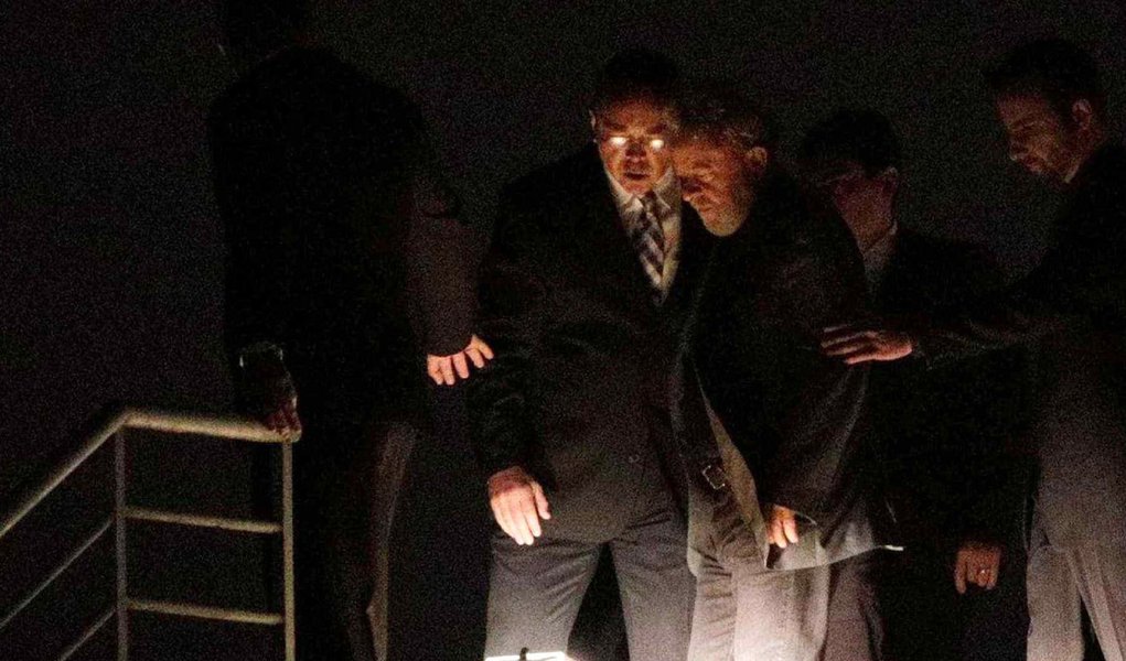 "Ainda que possa apresentar um padrão de conforto acima do nível infecto da maioria das penitenciárias do país, a cela ocupada por Lula em Curitiba é uma solitária, típica 'cela de castigo' usada para trancafiar prisioneiros punidos por delitos cometidos no interior do sistema prisional", afirma Paulo Moreira Leite. "O problema é que isso não faz sentido para o prisioneiro Lula, para quem a solitária estava reservada antes de sua chegada a Curitiba". PML destaca que "desde que chegou a Curitiba Lula tem sido privado do indispensável convívio com outros encarcerados, possivelmente o elemento mais importante para se buscar alguma estabilidade emocional e intelectual a toda pessoa aprisionada" (Foto: Paulo Moreira Leite) www.brasil247.com - "Ainda que possa apresentar um padrão de conforto acima do nível infecto da maioria das penitenciárias do país, a cela ocupada por Lula em Curitiba é uma solitária, típica 'cela de castigo' usada para trancafiar prisioneiros punidos por delitos cometidos no interior do sistema prisional", afirma Paulo Moreira Leite. "O problema é que isso não faz sentido para o prisioneiro Lula, para quem a solitária estava reservada antes de sua chegada a Curitiba". PML destaca que "desde que chegou a Curitiba Lula tem sido privado do indispensável convívio com outros encarcerados, possivelmente o elemento mais importante para se buscar alguma estabilidade emocional e intelectual a toda pessoa aprisionada"