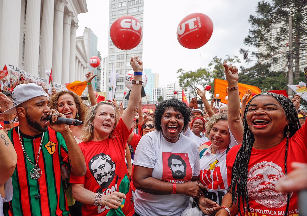 Em carta lida pela presidente nacional do PT, senadora Gleisi Hoffmann (PT-PR), o ex-presidente Lula afirma que é "com tristeza que vivemos um momento onde a nossa democracia está incompleta, com um presidente que não foi eleito pelo povo no poder. O desemprego cresce e humilha o pai de família e a dona de casa"; "A sabedoria popular contra essa propaganda massiva, em especial das Organizações Globo, que controlam a maior parte das comunicações desse país, revela-se nas pesquisas, onde o povo mostra que sabe o caminho para voltar a ter um Brasil melhor, com mais inclusão social, democracia e felicidade" (Foto: Leonardo Lucena) Em carta lida pela presidente nacional do PT, senadora Gleisi Hoffmann (PT-PR), o ex-presidente Lula afirma que é "com tristeza que vivemos um momento onde a nossa democracia está incompleta, com um presidente que não foi eleito pelo povo no poder. O desemprego cresce e humilha o pai de família e a dona de casa"; "A sabedoria popular contra essa propaganda massiva, em especial das Organizações Globo, que controlam a maior parte das comunicações desse país, revela-se nas pesquisas, onde o povo mostra que sabe o caminho para voltar a ter um Brasil melhor, com mais inclusão social, democracia e felicidade"