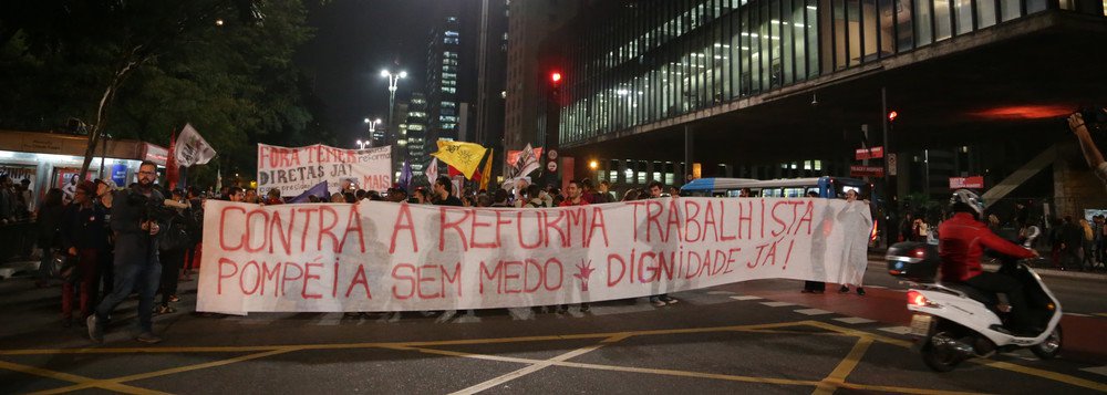 Tentando ir além do que se veicula sobre o 1º de Maio, quando as seis centrais sindicais formalmente reconhecidas realizarão um ato unificado em Curitiba, faz-se importante destacar que se trata do primeiro Dia Internacional dos Trabalhadores unificado desde a redemocratização de nosso país, e refletir sobre a construção dessa unidade, visto que não deriva do acaso (Foto: Pedro Del Castro) Tentando ir além do que se veicula sobre o 1º de Maio, quando as seis centrais sindicais formalmente reconhecidas realizarão um ato unificado em Curitiba, faz-se importante destacar que se trata do primeiro Dia Internacional dos Trabalhadores unificado desde a redemocratização de nosso país, e refletir sobre a construção dessa unidade, visto que não deriva do acaso