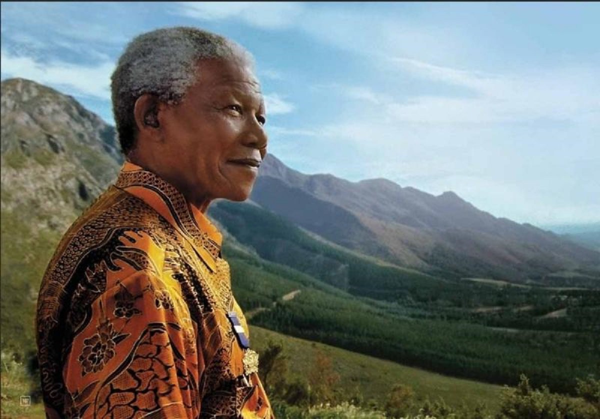 O Museu da Cultura Cearense, do Centro Dragão do Mar, trará à Fortaleza, de 4 de junho a 28 de julho deste ano, a exposição “Mandela: de Prisioneiro a Presidente”. Nada mais atual, neste momento em que o Brasil assiste à primeira prisão política desde o fim da ditadura militar. Primeiro presidente negro da África do Sul, Nélson Mandela, o principal líder do ativismo contra Apartheid, regime racista do governo sul-africano, foi preso político por 27 anos (Foto: Fatima 247) O Museu da Cultura Cearense, do Centro Dragão do Mar, trará à Fortaleza, de 4 de junho a 28 de julho deste ano, a exposição “Mandela: de Prisioneiro a Presidente”. Nada mais atual, neste momento em que o Brasil assiste à primeira prisão política desde o fim da ditadura militar. Primeiro presidente negro da África do Sul, Nélson Mandela, o principal líder do ativismo contra Apartheid, regime racista do governo sul-africano, foi preso político por 27 anos