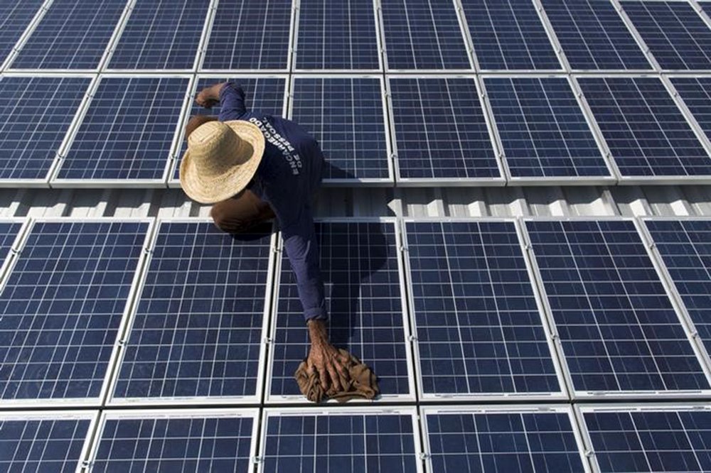 Francisco da Silva Vale, 61, faz manutenção de painéis solares na comunidade Vila Nova do Amana na Reserva de Desenvolvimento Sustentável, no Estado do Amazonas, no Brasil 22/09/2015 REUTERS/Bruno Kelly (Foto: Paulo Emílio) Francisco da Silva Vale, 61, faz manutenção de painéis solares na comunidade Vila Nova do Amana na Reserva de Desenvolvimento Sustentável, no Estado do Amazonas, no Brasil 22/09/2015 REUTERS/Bruno Kelly